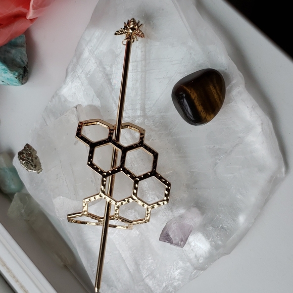Honeycomb and bee hair clip and stick - Picture 4 of 13